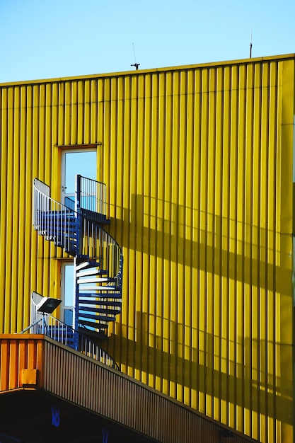 Foto niedrigwinkelansicht der gelben brücke gegen das gebäude