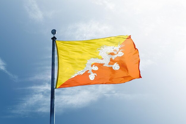Niedrigwinkelansicht der gelben Flagge gegen den Himmel