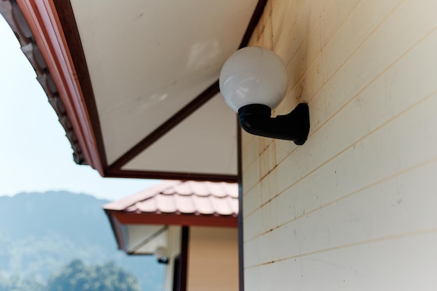 Niedrigwinkelansicht der Glühbirne an der Wand