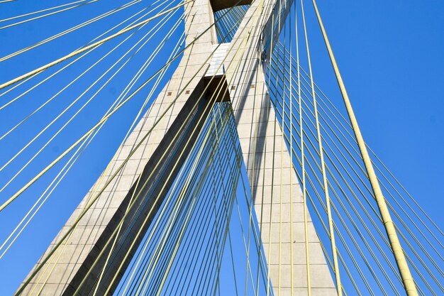 Niedrigwinkelansicht der Hängebrücke gegen den blauen Himmel