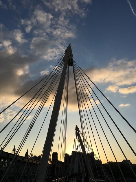 Foto niedrigwinkelansicht der hängebrücke gegen den himmel