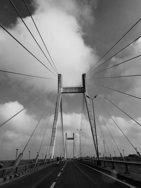 Niedrigwinkelansicht der Hängebrücke gegen den Himmel