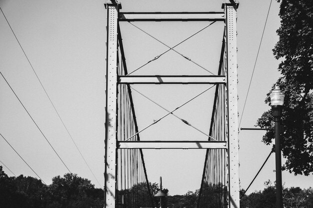 Foto niedrigwinkelansicht der hängebrücke