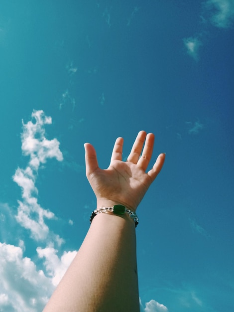 Foto niedrigwinkelansicht der hand gegen den blauen himmel