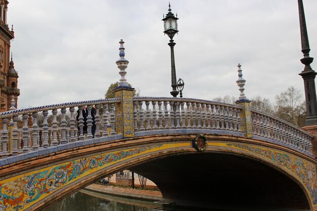 Niedrigwinkelansicht der historischen Gebäudebrücke gegen den Himmel