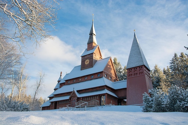 Foto niedrigwinkelansicht der hölzernen stabkirche in hahnenklee