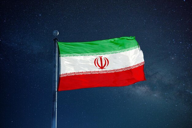 Foto niedrigwinkelansicht der iranischen flagge gegen den sternenhimmel