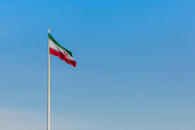 Foto niedrigwinkelansicht der iranischen flagge vor klarem himmel