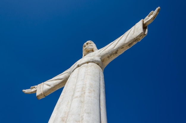 Niedrigwinkelansicht der Jesus-Christus-Statue gegen den blauen Himmel Lubango Angola