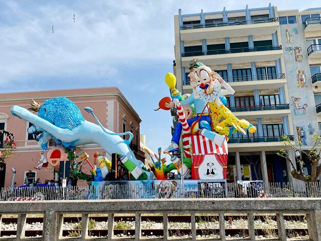 Niedrigwinkelansicht der Karnevalsstatue auf der Straße