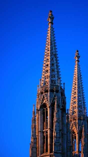 Foto niedrigwinkelansicht der kathedrale gegen den klaren blauen himmel in wien, österreich