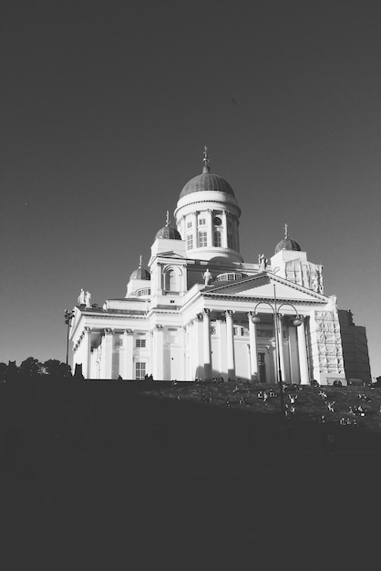Niedrigwinkelansicht der Kathedrale von Helsinki vor klarem Himmel