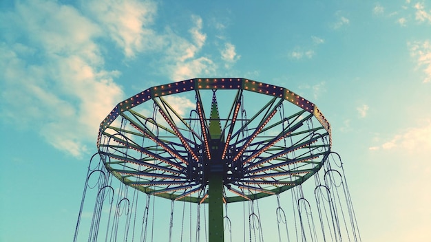 Niedrigwinkelansicht der Ketten-Swing-Fahrt gegen den Himmel