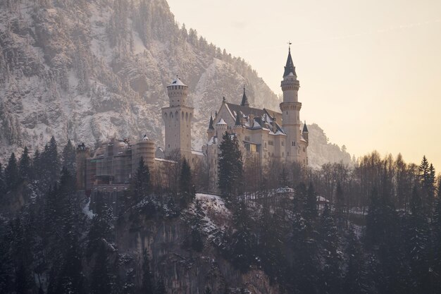 Foto niedrigwinkelansicht der kirche gegen den berg