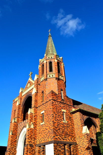 Foto niedrigwinkelansicht der kirche gegen den blauen himmel