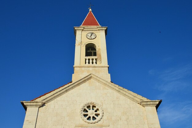 Foto niedrigwinkelansicht der kirche gegen den blauen himmel