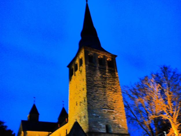 Foto niedrigwinkelansicht der kirche gegen den blauen himmel