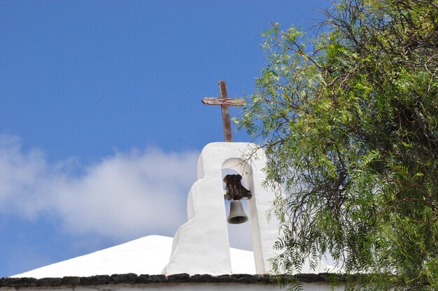 Foto niedrigwinkelansicht der kirche gegen den blauen himmel