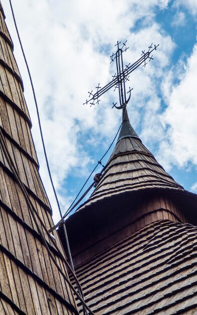 Niedrigwinkelansicht der Kirche gegen den Himmel