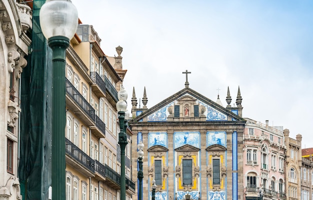 Niedrigwinkelansicht der Kirche in der Stadt