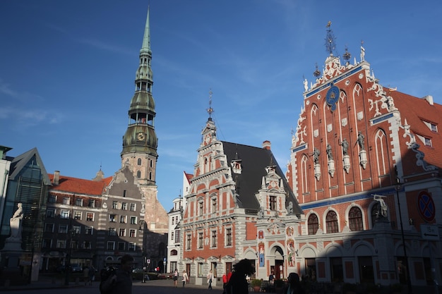 Niedrigwinkelansicht der Kirche vom Gehweg gegen den blauen Himmel an einem sonnigen Tag