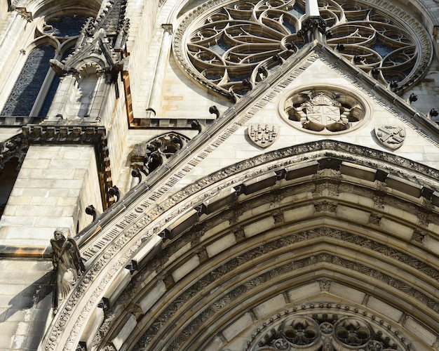 Niedrigwinkelansicht der Kirche