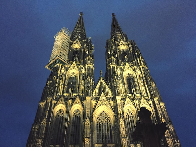 Foto niedrigwinkelansicht der kirche