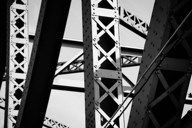 Niedrigwinkelansicht der metallischen Brücke gegen den Himmel