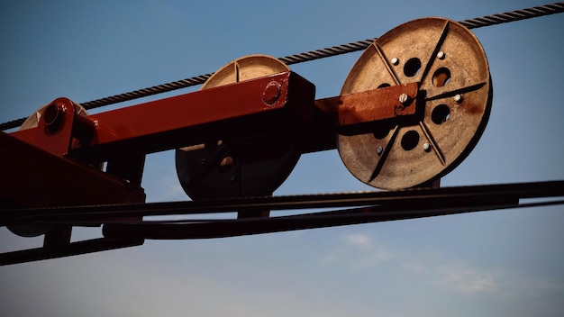 Foto niedrigwinkelansicht der metallischen riemen gegen den himmel