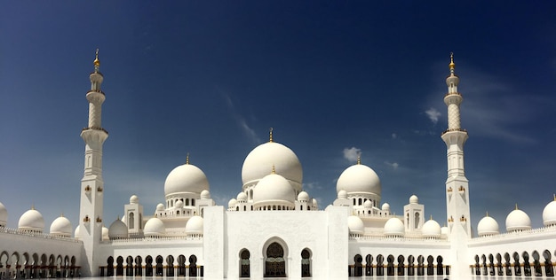 Niedrigwinkelansicht der Moschee vor dem blauen Himmel