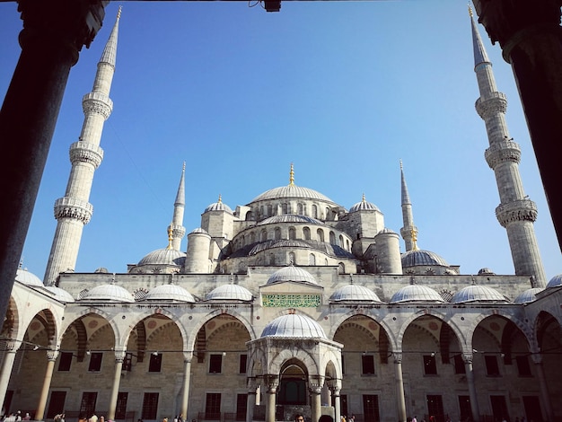 Niedrigwinkelansicht der Moschee vor klarem Himmel