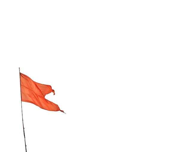 Niedrigwinkelansicht der orangefarbenen Flagge vor klarem Himmel