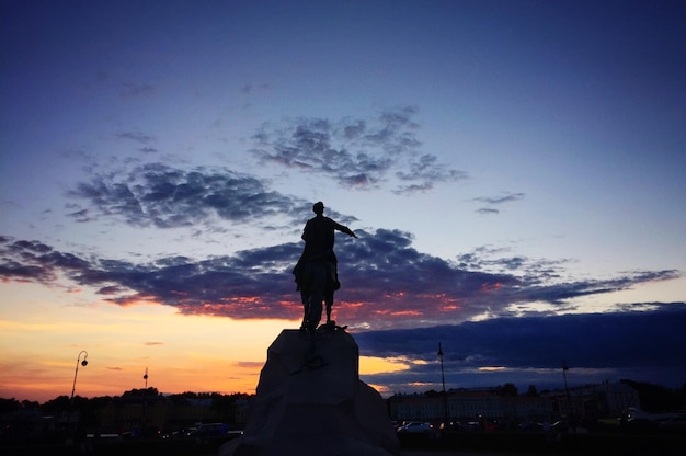Foto niedrigwinkelansicht der peter-statue gegen den himmel