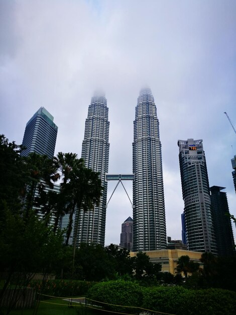 Foto niedrigwinkelansicht der petronas-türme gegen den himmel