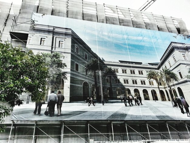 Foto niedrigwinkelansicht der plakattafel auf dem gebäude