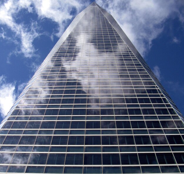 Foto niedrigwinkelansicht der reflexion auf einem wolkenkratzer gegen den himmel