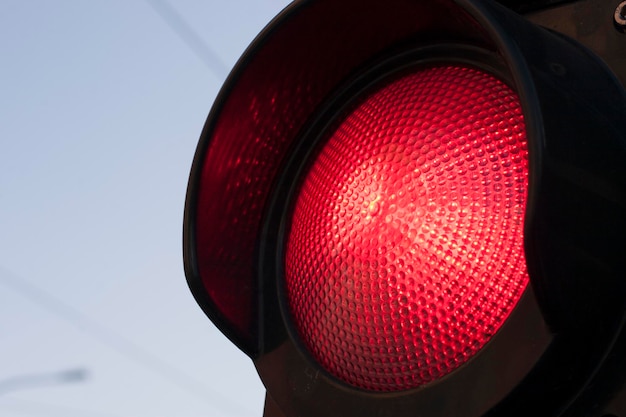 Foto niedrigwinkelansicht der roten ampel