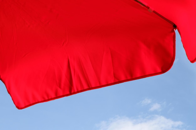 Foto niedrigwinkelansicht der roten flagge gegen den himmel