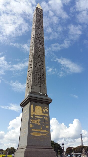Niedrigwinkelansicht der Säule vor bewölktem Himmel