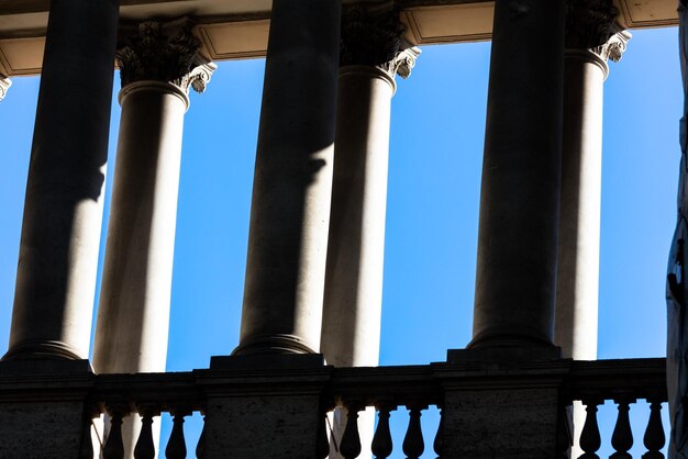 Foto niedrigwinkelansicht der säulen des historischen gebäudes vor klarem blauen himmel