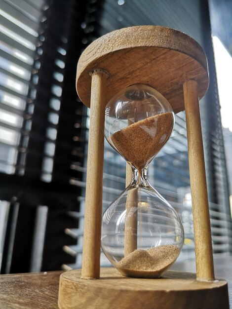 Niedrigwinkelansicht der Sanduhr auf dem Tisch.