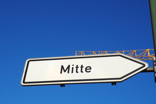 Foto niedrigwinkelansicht der schildtafel vor klarem blauen himmel