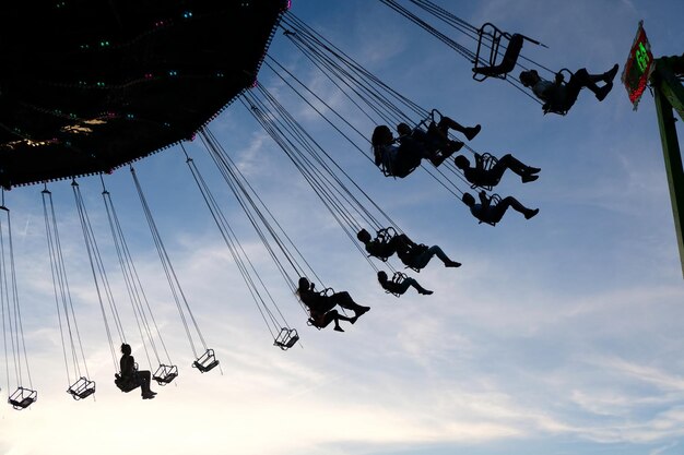 Niedrigwinkelansicht der Silhouette der Kettenschwingung gegen den Himmel