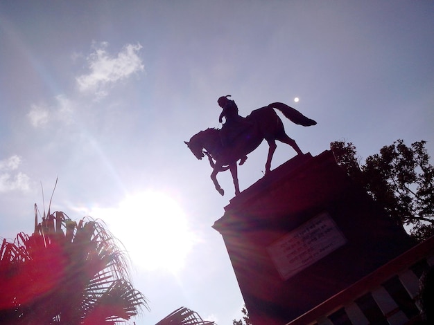 Niedrigwinkelansicht der Silhouette der Shivaji-Statue gegen den Himmel an einem sonnigen Tag