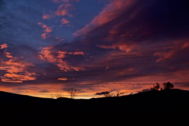 Foto niedrigwinkelansicht der silhouette des himmels bei sonnenuntergang