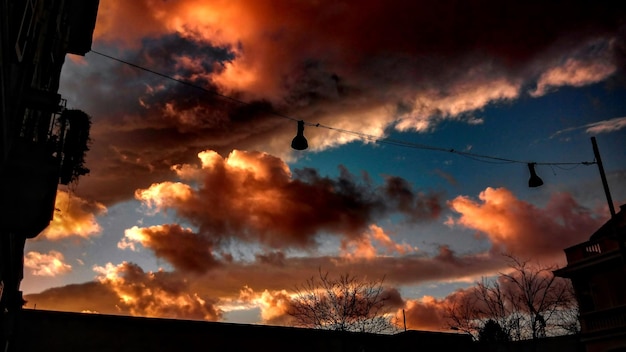 Niedrigwinkelansicht der Silhouette des Strompylons gegen den Himmel bei Sonnenuntergang
