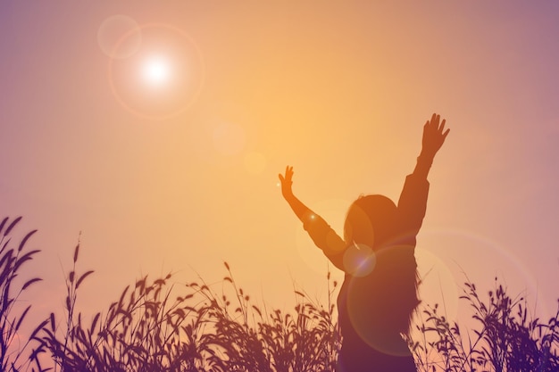 Niedrigwinkelansicht der Silhouette einer Frau gegen den Himmel bei Sonnenuntergang