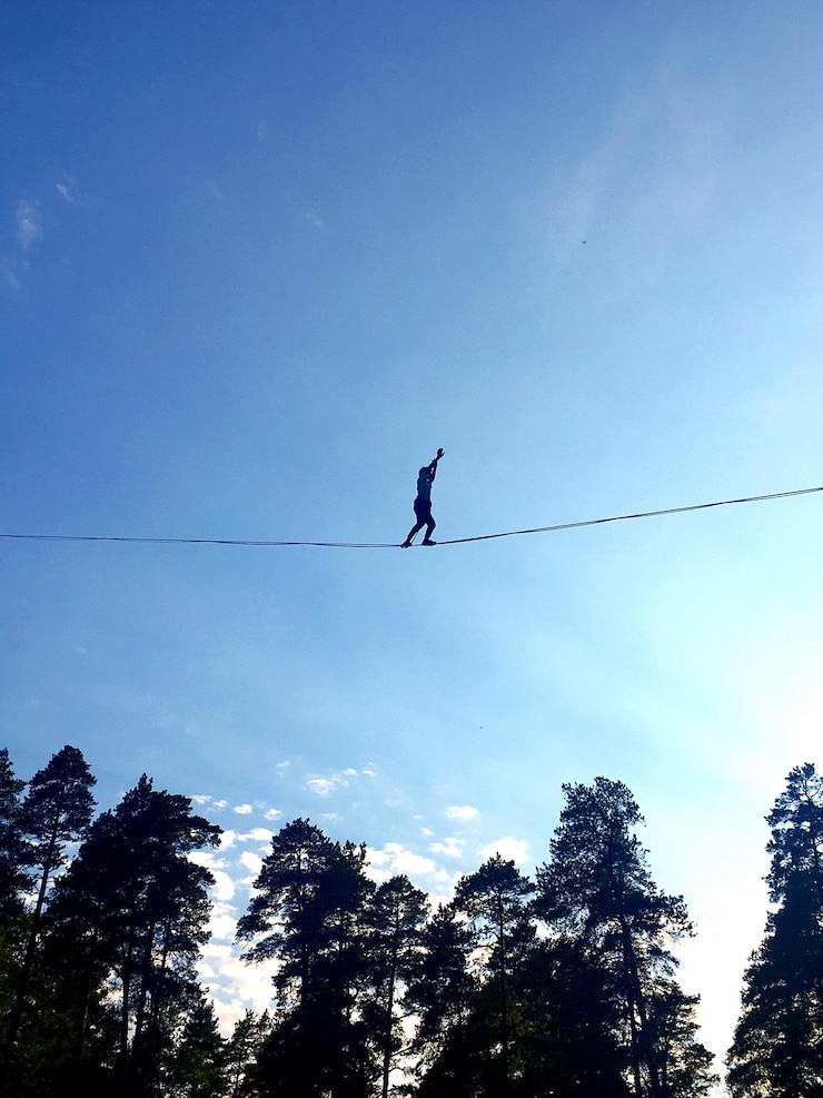 Foto niedrigwinkelansicht der silhouette einer person, die mit dem seil geht