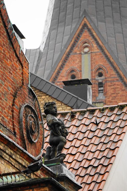 Foto niedrigwinkelansicht der skulptur an der gebäudewand