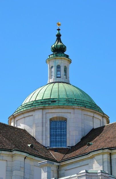 Niedrigwinkelansicht der Solothurn-Kathedrale vor klarem blauen Himmel